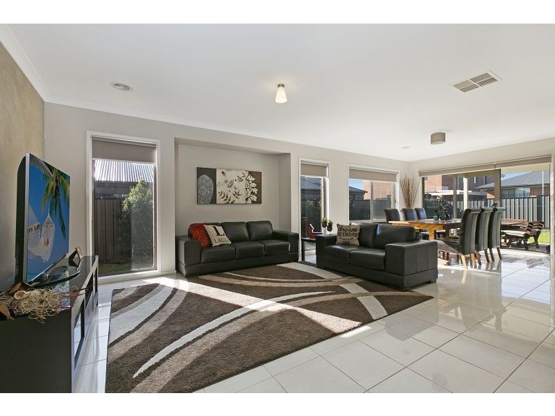 19 Buckskin Drive, Clyde North VIC 3978