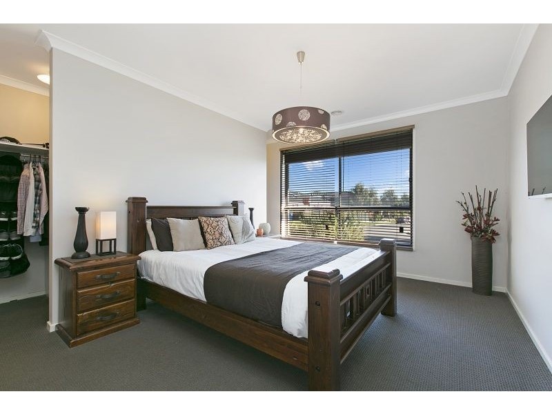 19 Buckskin Drive, Clyde North VIC 3978