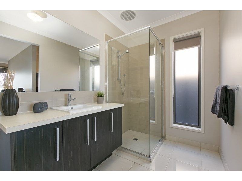 19 Buckskin Drive, Clyde North VIC 3978