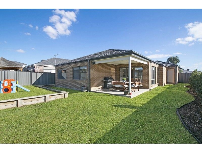 19 Buckskin Drive, Clyde North VIC 3978