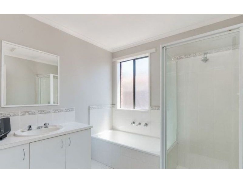 10 Silky Oak Drive, Cranbourne VIC 3977