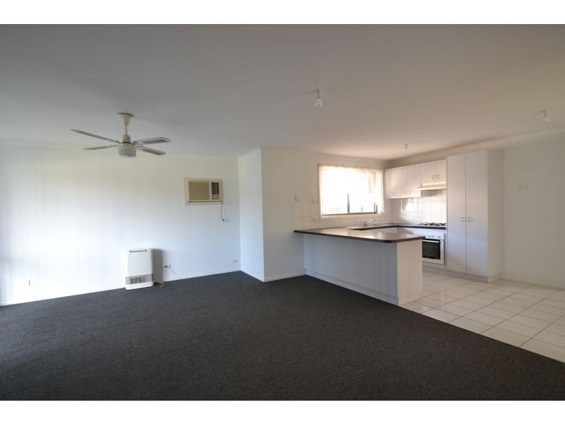 33 Bernborough Avenue, Cranbourne West VIC 3977