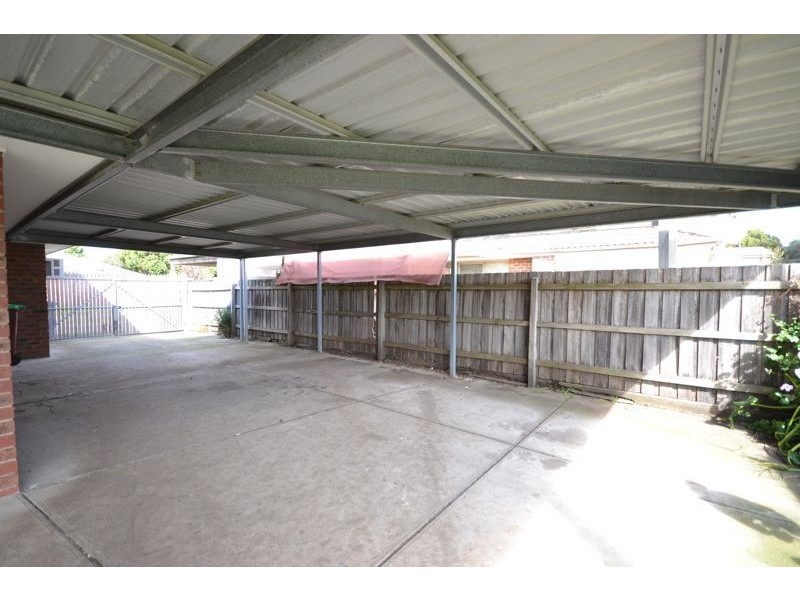 33 Bernborough Avenue, Cranbourne West VIC 3977