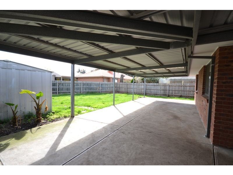 33 Bernborough Avenue, Cranbourne West VIC 3977