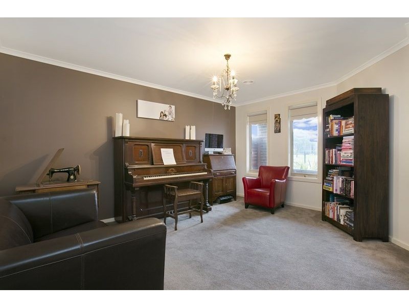 27 Majestic Boulevard, Cranbourne VIC 3977