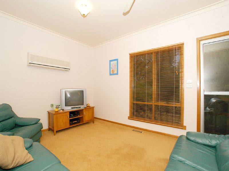 16 Taylors Road, Croydon VIC 3136