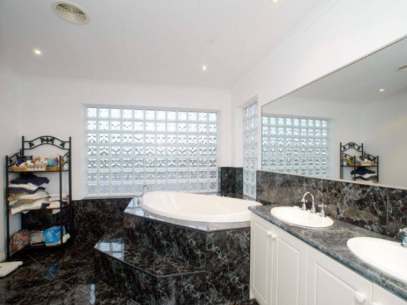 25 Bronte Court, Croydon North VIC 3136