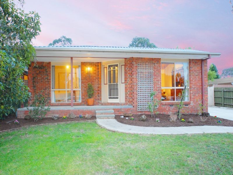 2 School Walk, Croydon South VIC 3136