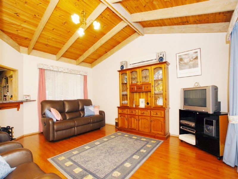 2 School Walk, Croydon South VIC 3136