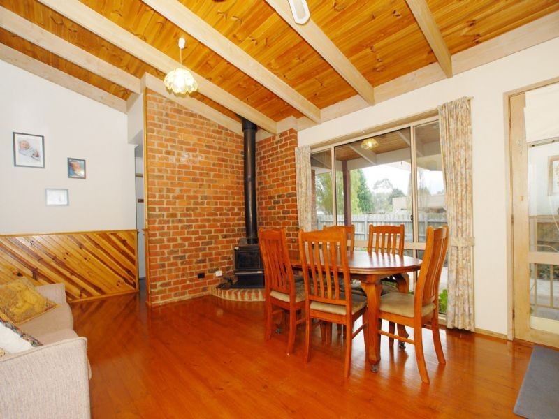 2 School Walk, Croydon South VIC 3136