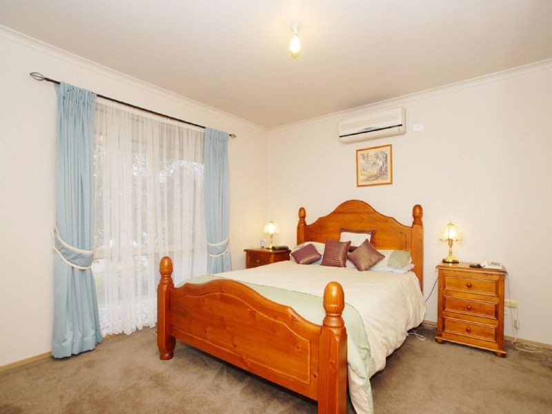 2 School Walk, Croydon South VIC 3136