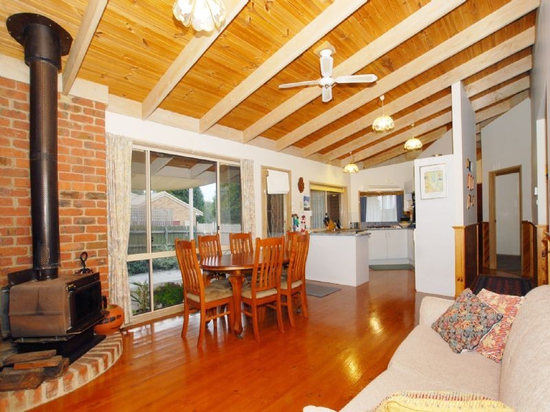 2 School Walk, Croydon South VIC 3136