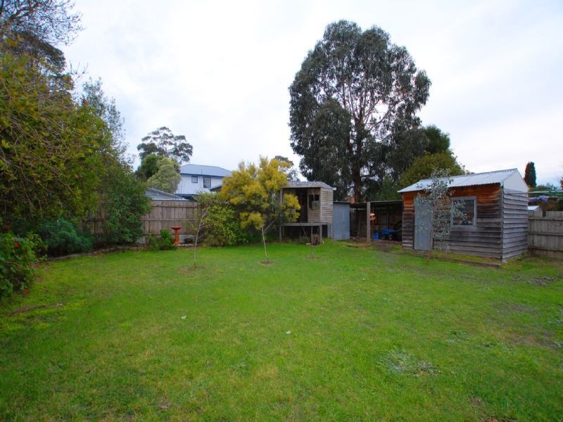2 School Walk, Croydon South VIC 3136