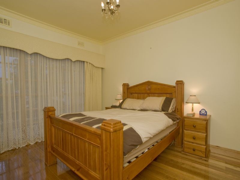 33 Smith Avenue, Croydon VIC 3136