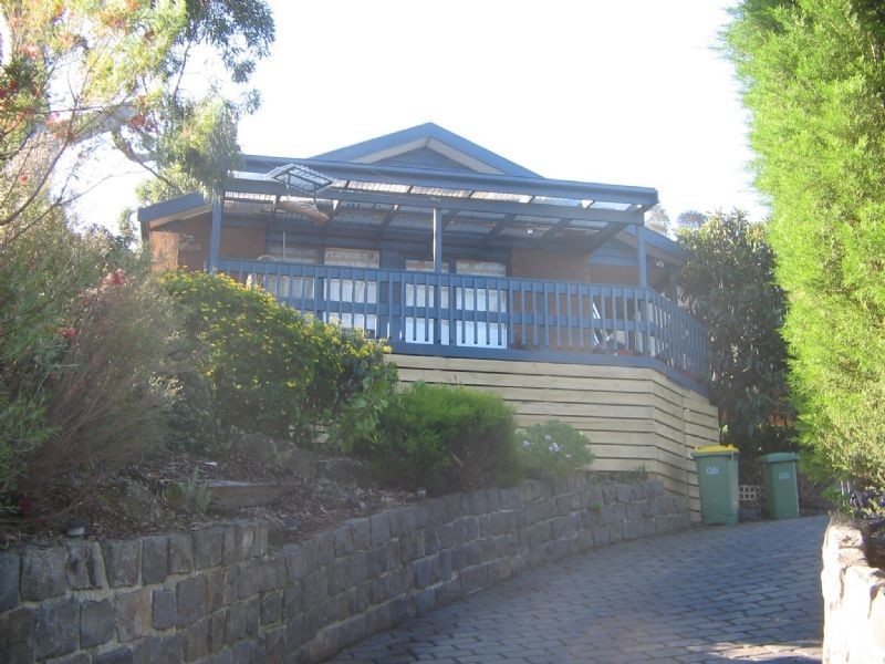 19 Autumn Grove, Mooroolbark VIC 3138