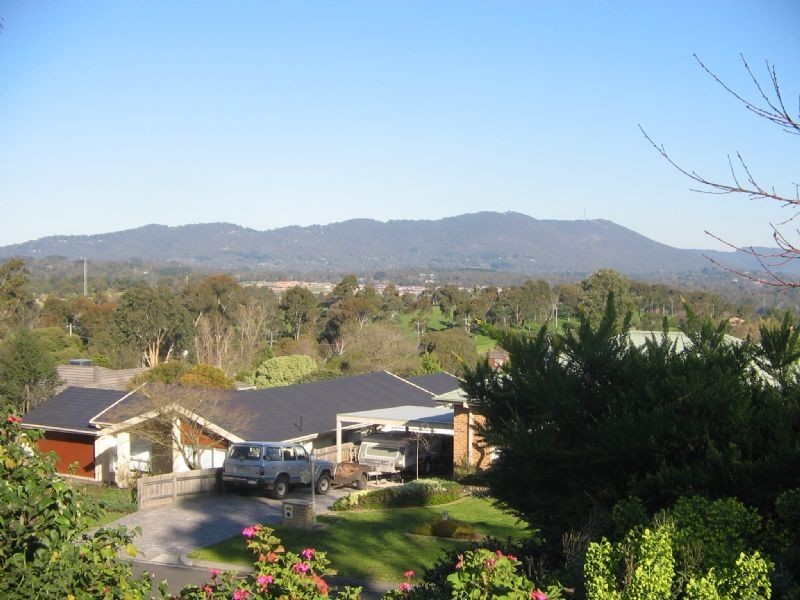 19 Autumn Grove, Mooroolbark VIC 3138