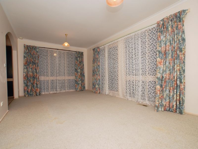 19 Autumn Grove, Mooroolbark VIC 3138