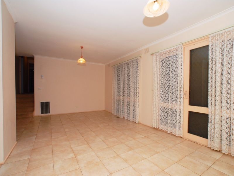19 Autumn Grove, Mooroolbark VIC 3138