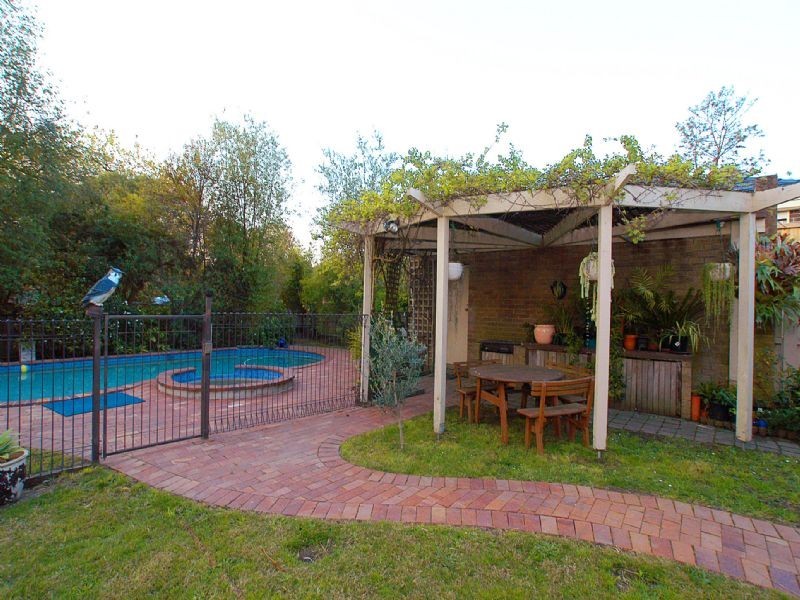 1 Penhyrn Avenue, Croydon VIC 3136