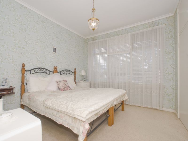 1 Kaneira Avenue, Croydon VIC 3136