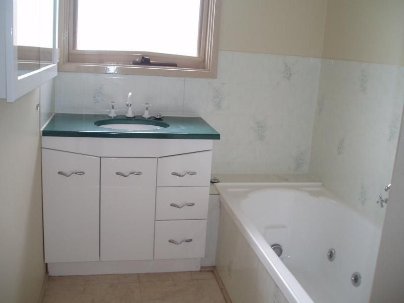 1/3 Monaro Court, Mooroolbark VIC 3138