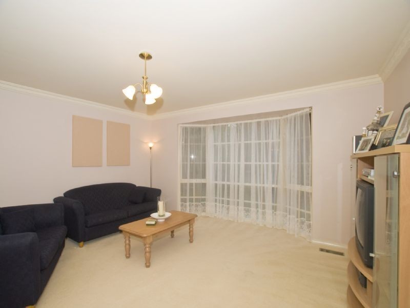 6 Dewpond Walk, Croydon South VIC 3136