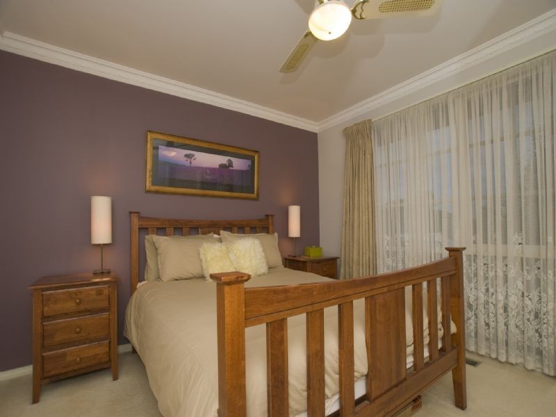 6 Dewpond Walk, Croydon South VIC 3136