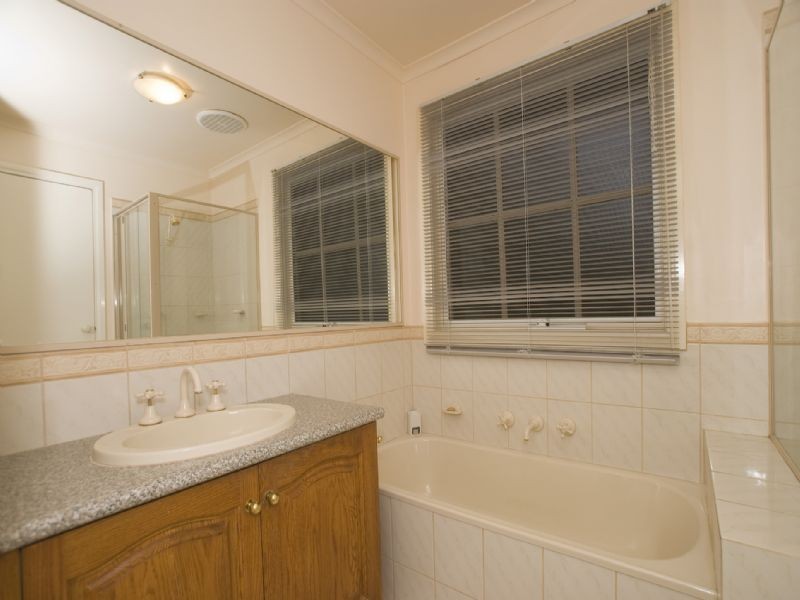 6 Dewpond Walk, Croydon South VIC 3136