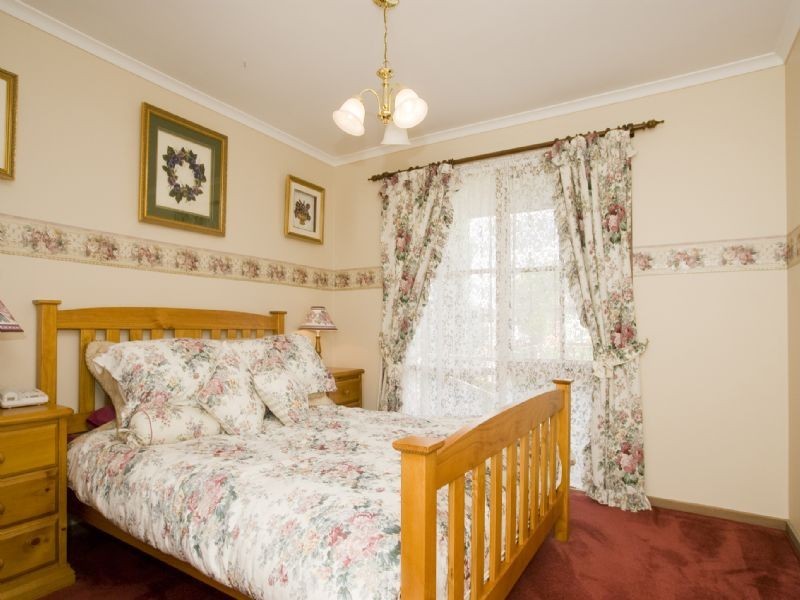 15 Wildwood Walk, Croydon South VIC 3136