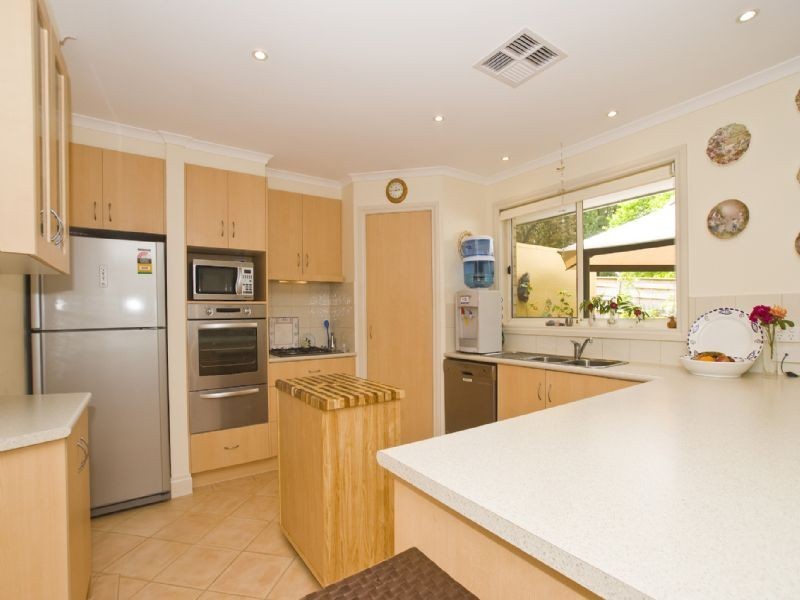 2/10 Starcross Avenue, Croydon VIC 3136