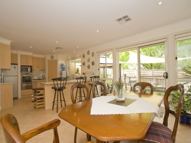 2/10 Starcross Avenue, Croydon VIC 3136