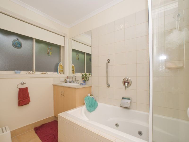 2/10 Starcross Avenue, Croydon VIC 3136