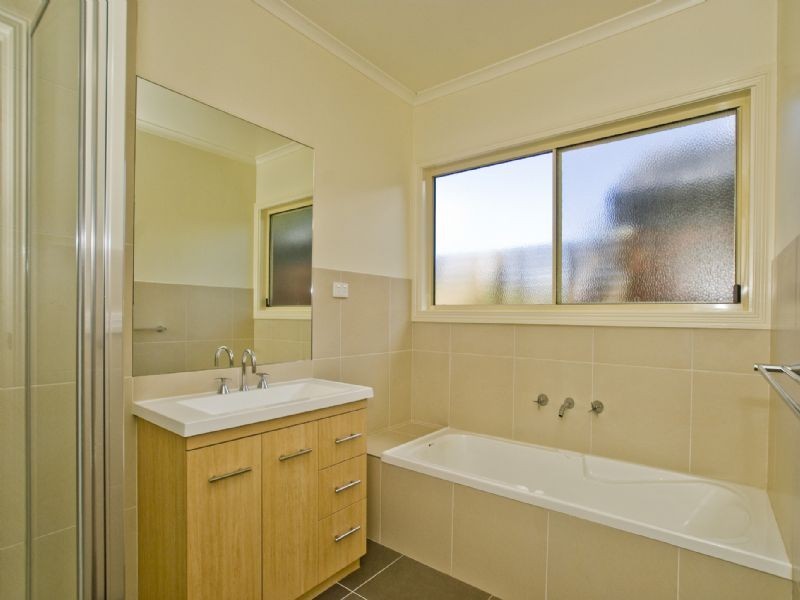 8B Pascoe Avenue, Croydon VIC 3136