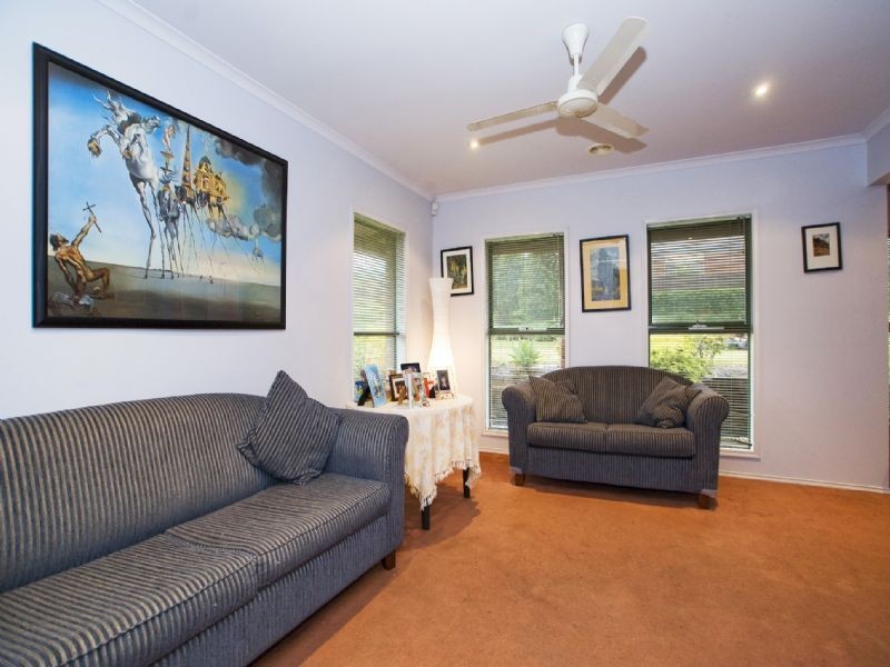 4 Woodland Park Rise, Croydon South VIC 3136