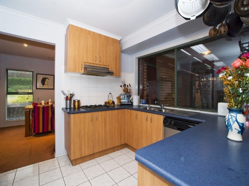 4 Woodland Park Rise, Croydon South VIC 3136
