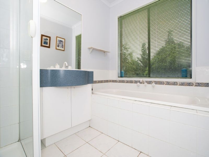 4 Woodland Park Rise, Croydon South VIC 3136