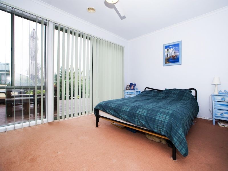 4 Woodland Park Rise, Croydon South VIC 3136