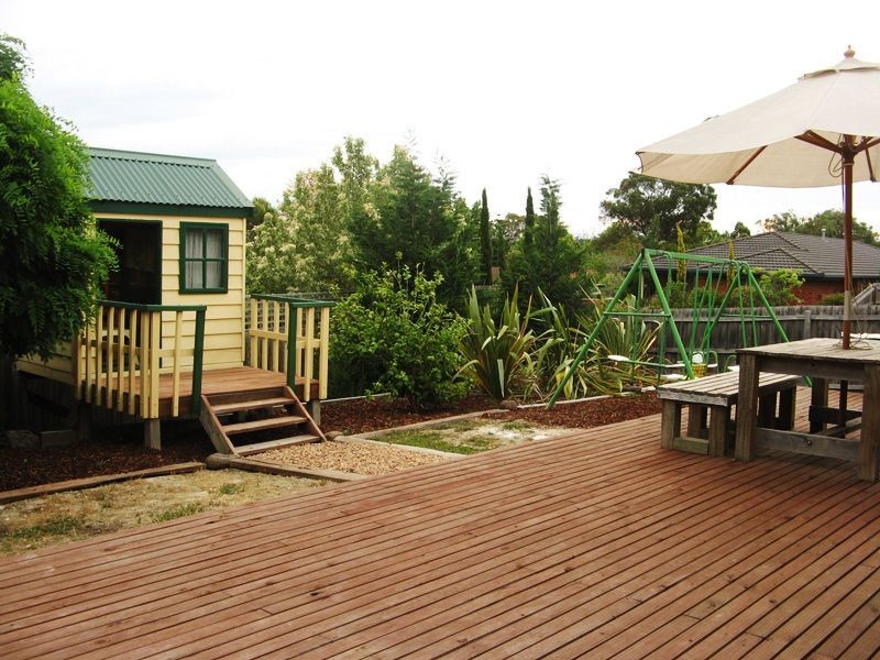 4 Woodland Park Rise, Croydon South VIC 3136