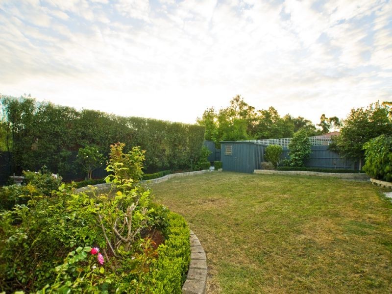 13 Azarow Circuit, Croydon South VIC 3136