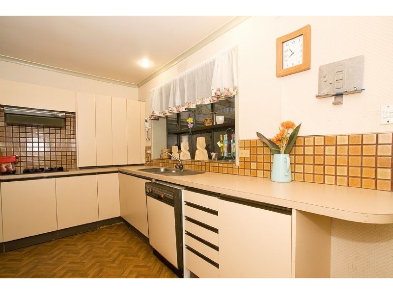 18 Melton Grove, Croydon VIC 3136