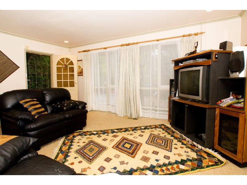 18 Melton Grove, Croydon VIC 3136