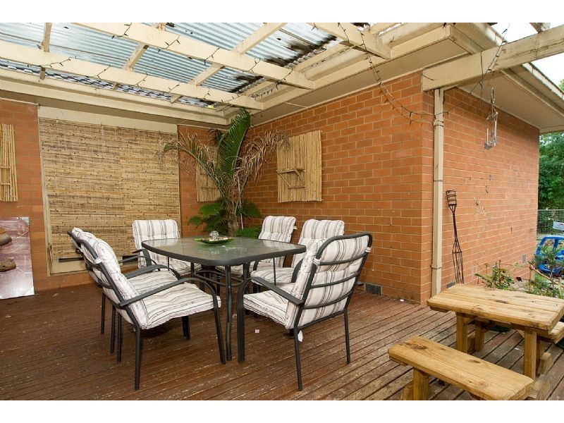 18 Melton Grove, Croydon VIC 3136