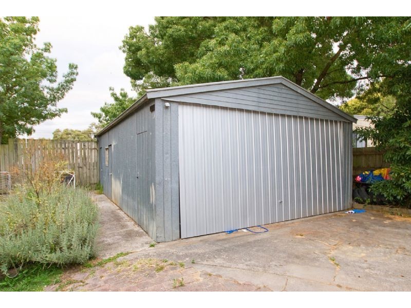 18 Melton Grove, Croydon VIC 3136