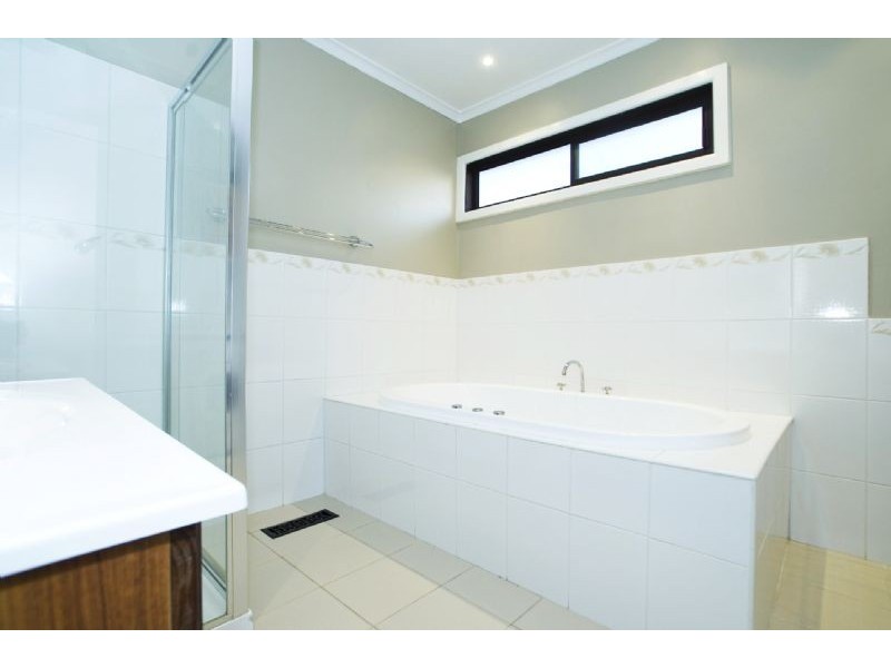 24 Yvonne Aveneue, Croydon South VIC 3136