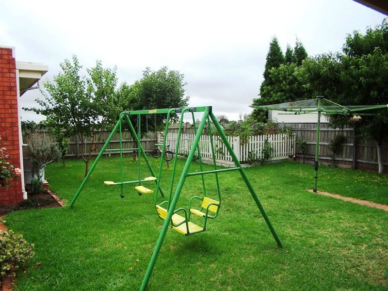 24 Benaroon Drive, Lalor VIC 3075