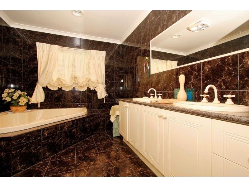 50 Benaroon Drive, Lalor VIC 3075