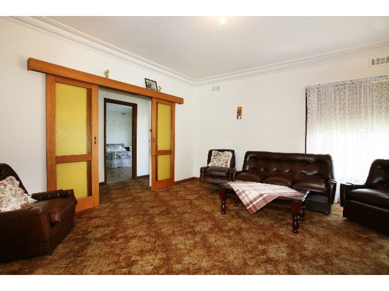 12 Mount View Road, Thomastown VIC 3074