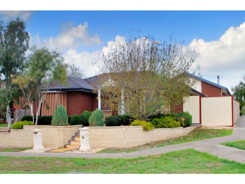 10 McLaughlin Crescent, Mill Park VIC 3082