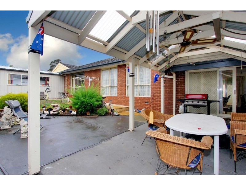 10 McLaughlin Crescent, Mill Park VIC 3082