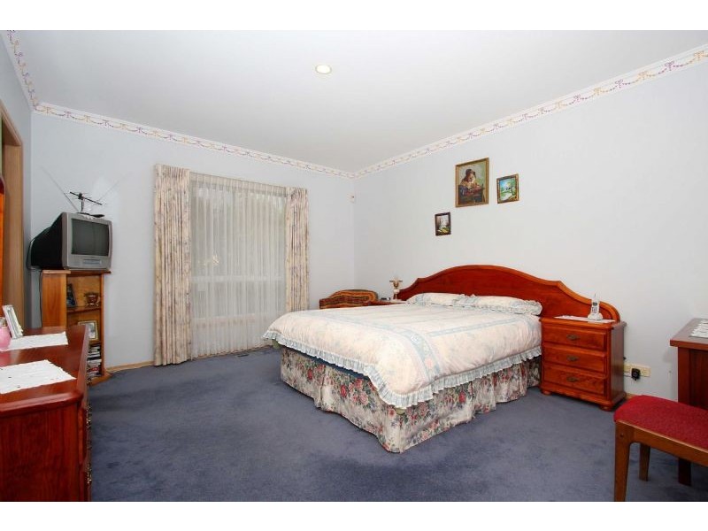 16 Lady Penrhyn Avenue, Mill Park VIC 3082